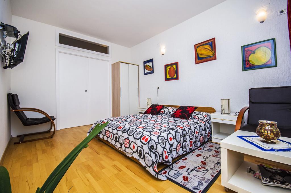 Apartments Daria Ровин Екстериор снимка